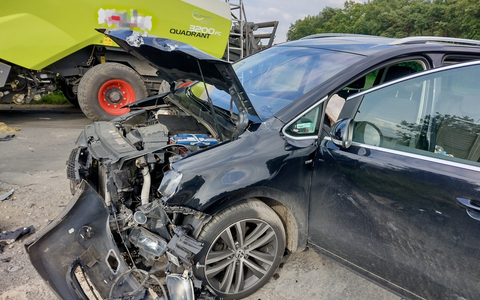 FW Hünxe: Verkehrsunfall zwischen Traktor und Pkw - Zwei Verletzte - Foto: presseportal.de