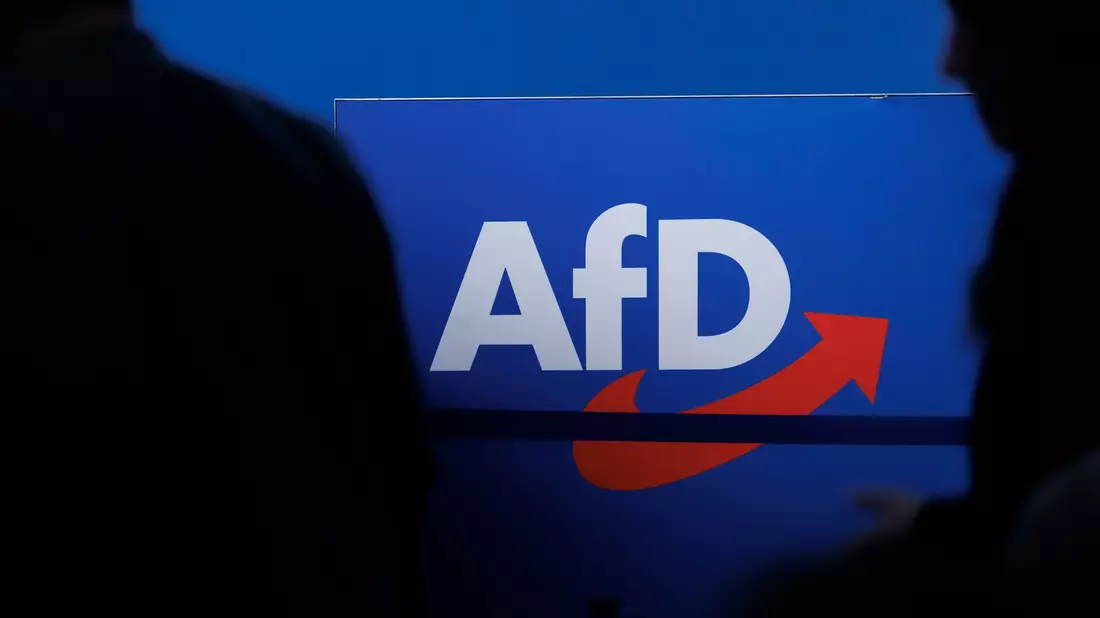 Die AfD setzt sich juristisch gegen die Einstufung als rechtsextremistische Bestrebung durch den Verfassungsschutz zur Wehr. (Symbolbild) - Bild: Carsten Koall/dpa