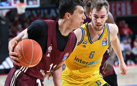 Khalifa Koumadje, Sterling Brown, Malte Delow und Tim Schneider von Berlin (v.l.n.r.) stehen nach dem Spiel auf dem Spielfeld. - Foto: Sven Hoppe/dpa