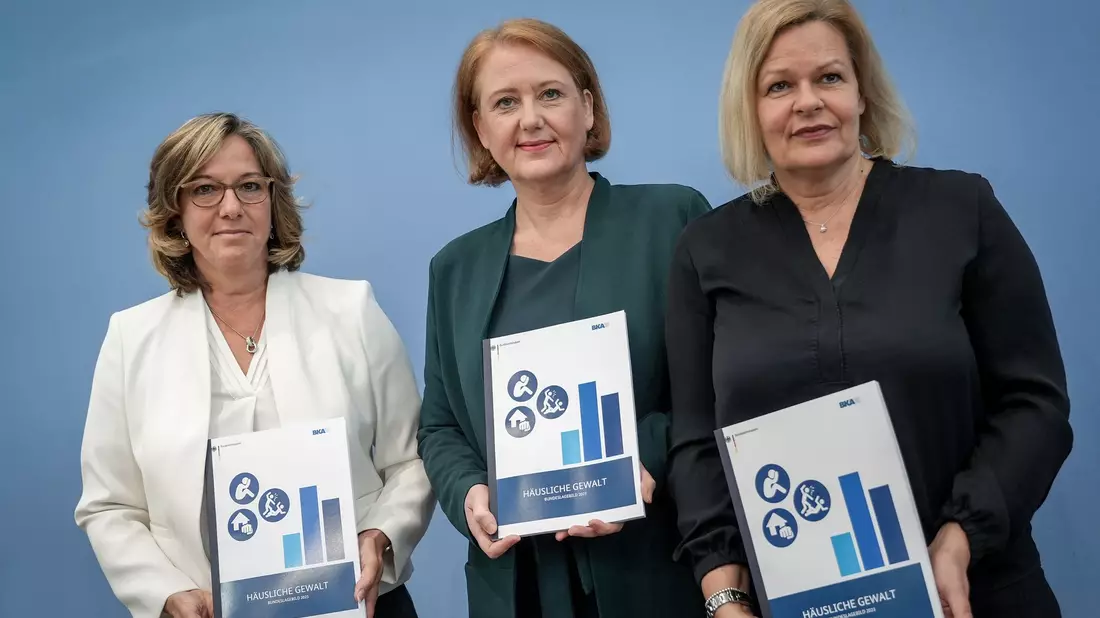 BKA-Vizepräsidentin Martina Link (l-r), Familienministerin Lisa Paus und Innenministerin Nancy Faeser stellen das «Bundeslagebild Häusliche Gewalt» vor. - Bild: Kay Nietfeld/dpa