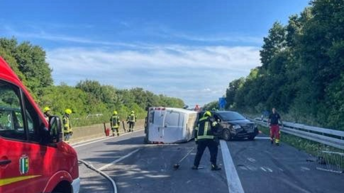 FW Bergheim: Drei Verletzte nach Unfall auf A61 Kleintransporter kollidiert mit PKW auf Standstreifen - Foto: presseportal.de