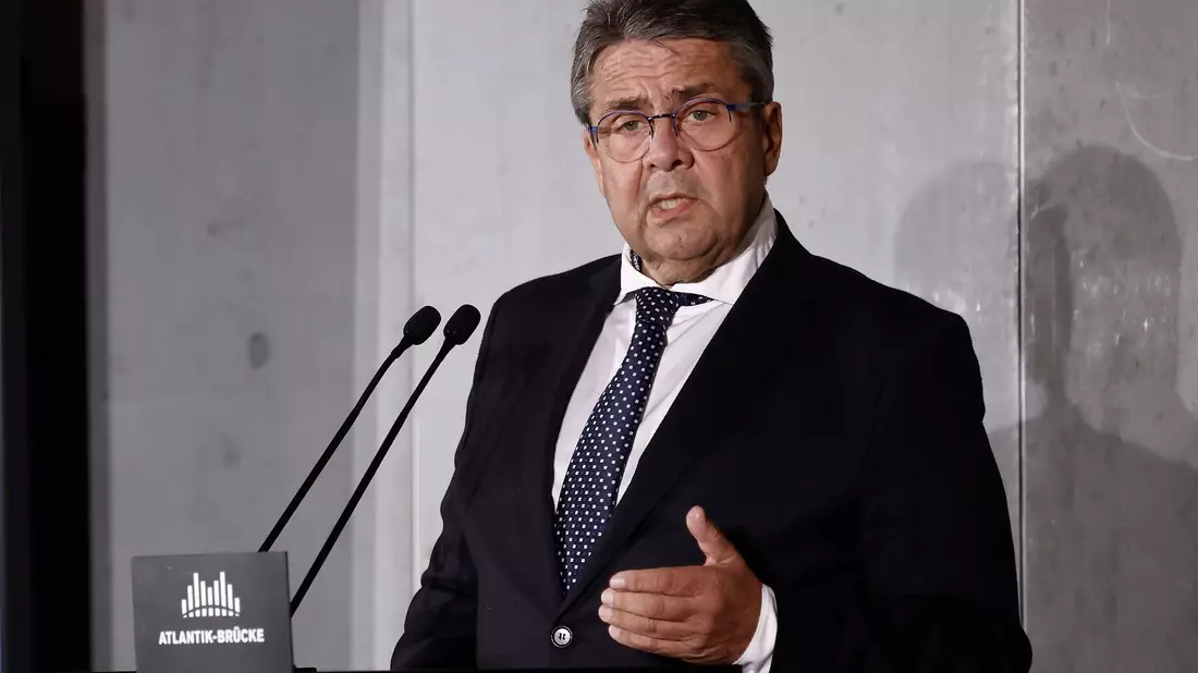 Der frühere SPD-Chef Sigmar Gabriel richtet sich in einem Gastbeitrag an den Kanzler. - Bild: Carsten Koall/dpa