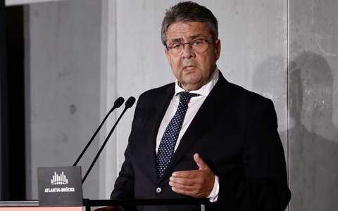 Der frühere SPD-Chef Sigmar Gabriel richtet sich in einem Gastbeitrag an den Kanzler. - Foto: Carsten Koall/dpa