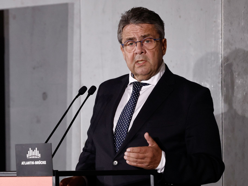 Der frühere SPD-Chef Sigmar Gabriel richtet sich in einem Gastbeitrag an den Kanzler. - Foto: Carsten Koall/dpa