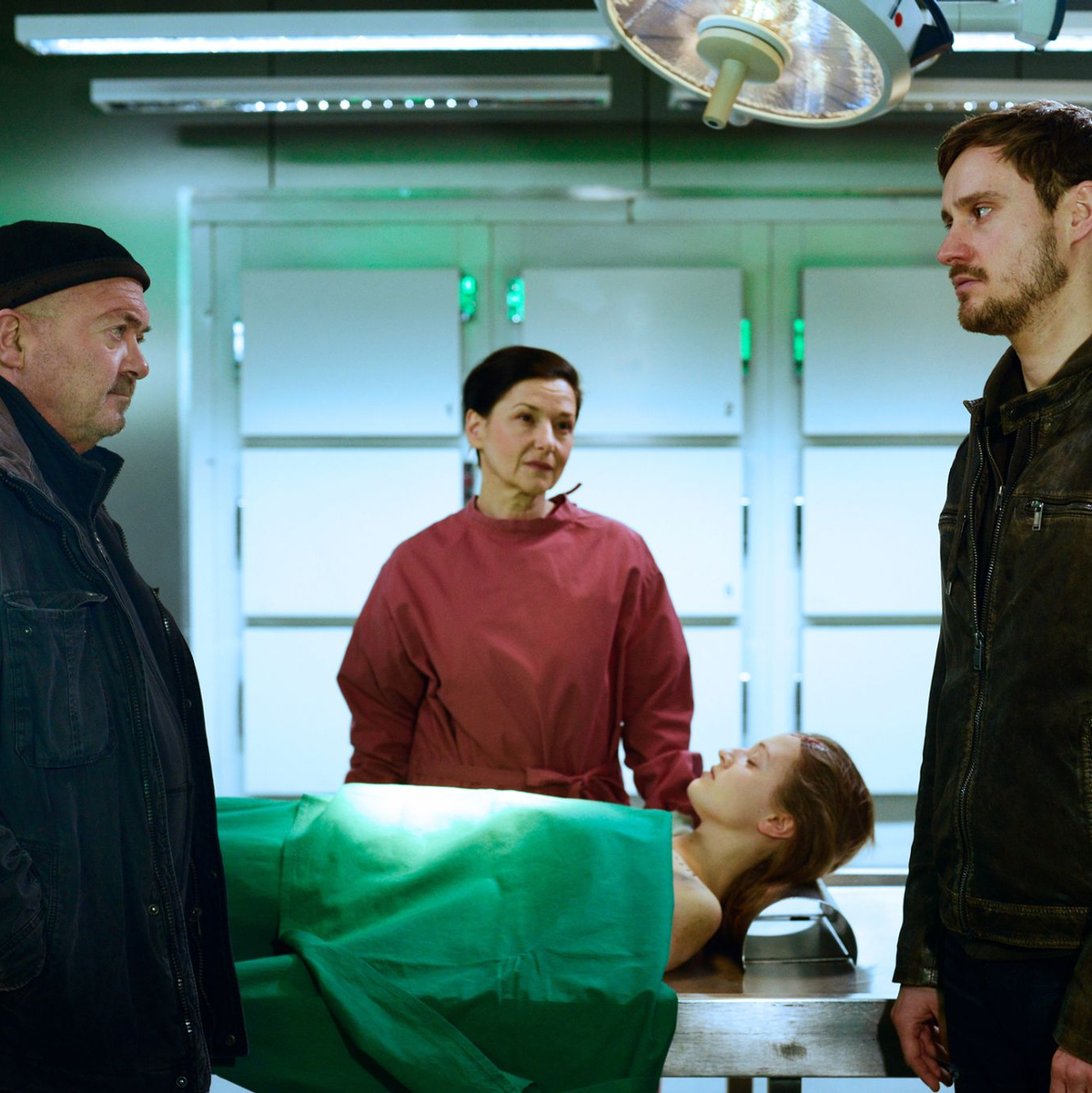 Jan Marxen (Frédéric Brossier, r.) erzählt Dr. Gabriele Simkeit (Eva Sixt, 2.v.l.) und Otto Garber (Florian Martens, l.) von der Medikamentenabhängigkeit seiner toten Freundin. - Foto: Katrin Knoke/ZDF/dpa