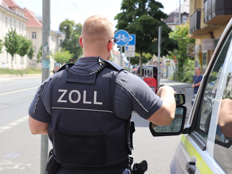 HZA-BS: Der ZOLL sichert Gefahrenstelle auf der Bundesautobahn 7 Höhe Ildehausen / Dachbox löst sich auf der A7 und ein weiteres Auto wurde beschädigt - Foto: presseportal.de