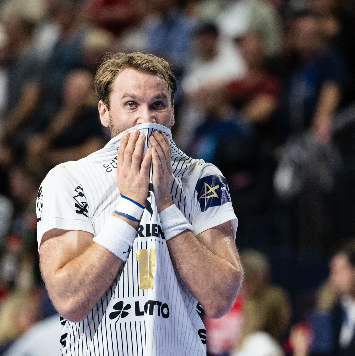 Kiels Petter Overby war nach der klaren Niederlage gegen den FC Barcelona frustriert. - Foto: Marius Becker/dpa