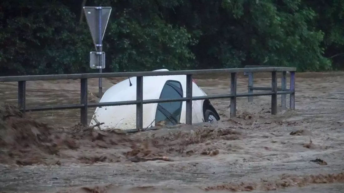 Ein von den Wassermassen mitgerissener PKW im Raum Schäffern in der Steiermark. - Bild: Einsatzdoku.At Patrik Lechner/APA/dpa