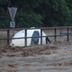 Ein von den Wassermassen mitgerissener PKW im Raum Schäffern in der Steiermark. - Foto: Einsatzdoku.At Patrik Lechner/APA/dpa