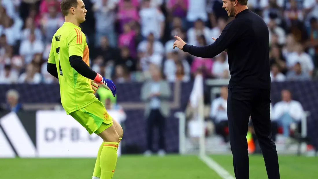 Bundestrainer Julian Nagelsmann hält an Manuel Neuer als Nummer eins im DFB-Tor fest. - Bild: Christian Charisius/dpa