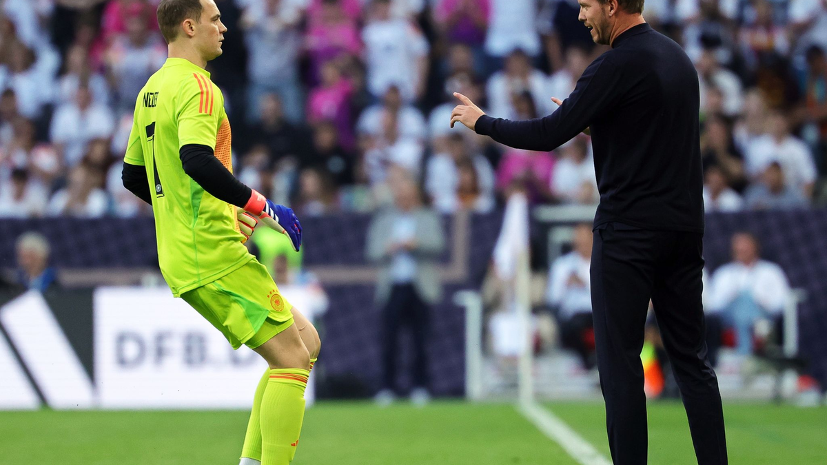 Bundestrainer Julian Nagelsmann hält an Manuel Neuer als Nummer eins im DFB-Tor fest. - Foto: Christian Charisius/dpa