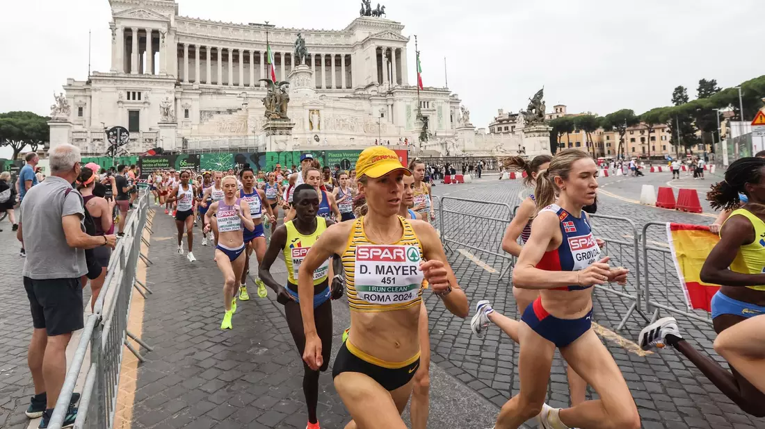 Domenika Mayer läuft beim EM-Halbmarathon am Nationaldenkmal Viktor Emanuels II vorbei. - Bild: Oliver Weiken/dpa