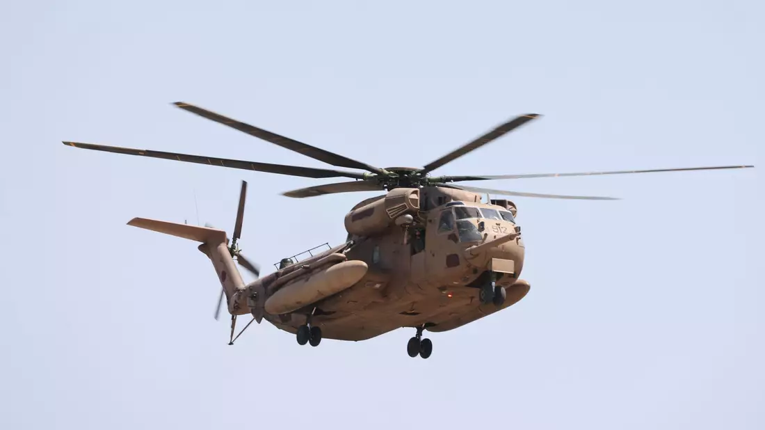 Ein Hubschrauber mit den geretteten israelischen Geiseln kommt im Sheba Medical Center an. - Bild: Ilia Yefimovich/dpa