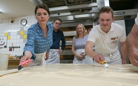 Tagesschau-Sprecherin Susanne Daubner (l) und Bäckermeister Vincent Richter von der Bäckerei Meye verteilen den Sulf-Belag auf dem weltgrößten Mohnkuchen. - Foto: Heiko Rebsch/dpa Tagesschau-Sprecherin Susanne Daubner (l) und Bäckermeister Vincent Richter von der Bäckerei Meye verteilen den Sulf-Belag auf dem weltgrößten Mohnkuchen. - Foto: Heiko Rebsch/dpa