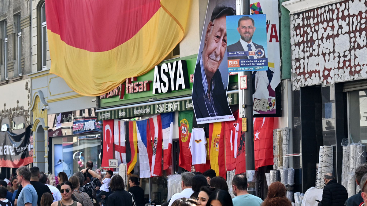 Bundespräsident Frank-Walter Steinmeier (M) zusammen mit Hasan Yildirim (l) und Özcan Yildirim vor ihrem Friseurgeschäft. Am 9. Juni 2024 hatten die NSU-Terroristen Mundlos und Böhnhardt in der Kölner Keupstraße vor dem Friseurgeschäft eine Nagelbombe gezündet. - Foto: Henning Kaiser/dpa