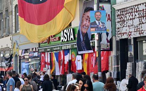 Bundespräsident Frank-Walter Steinmeier (M) zusammen mit Hasan Yildirim (l) und Özcan Yildirim vor ihrem Friseurgeschäft. Am 9. Juni 2024 hatten die NSU-Terroristen Mundlos und Böhnhardt in der Kölner Keupstraße vor dem Friseurgeschäft eine Nagelbombe gezündet. - Foto: Henning Kaiser/dpa