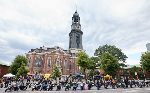Motorräder auf der Ludwig-Erhard-Straße vor der Hauptkirche St. Michaelis (Michel) in Hamburg. - Foto: Georg Wendt/dpa