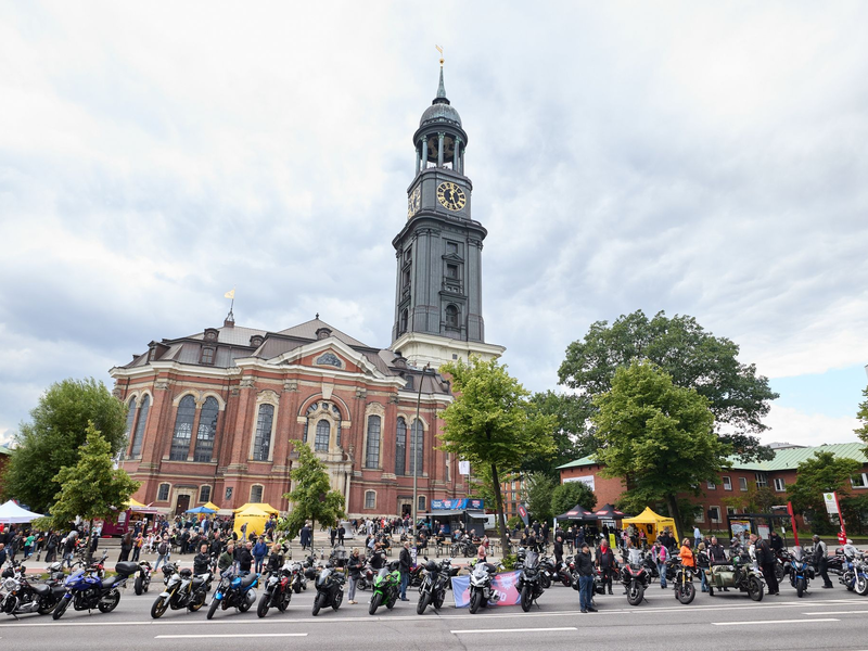 Motorräder auf der Ludwig-Erhard-Straße vor der Hauptkirche St. Michaelis (Michel) in Hamburg. - Foto: Georg Wendt/dpa