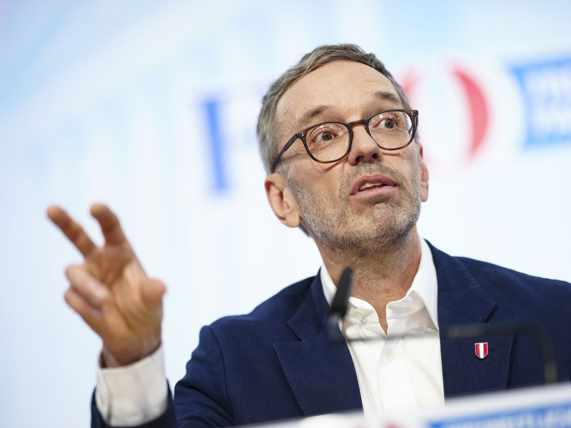 Allen Grund zur Freude: FPÖ-Chef Herbert Kickl. - Foto: Eva Manhart/apa/dpa