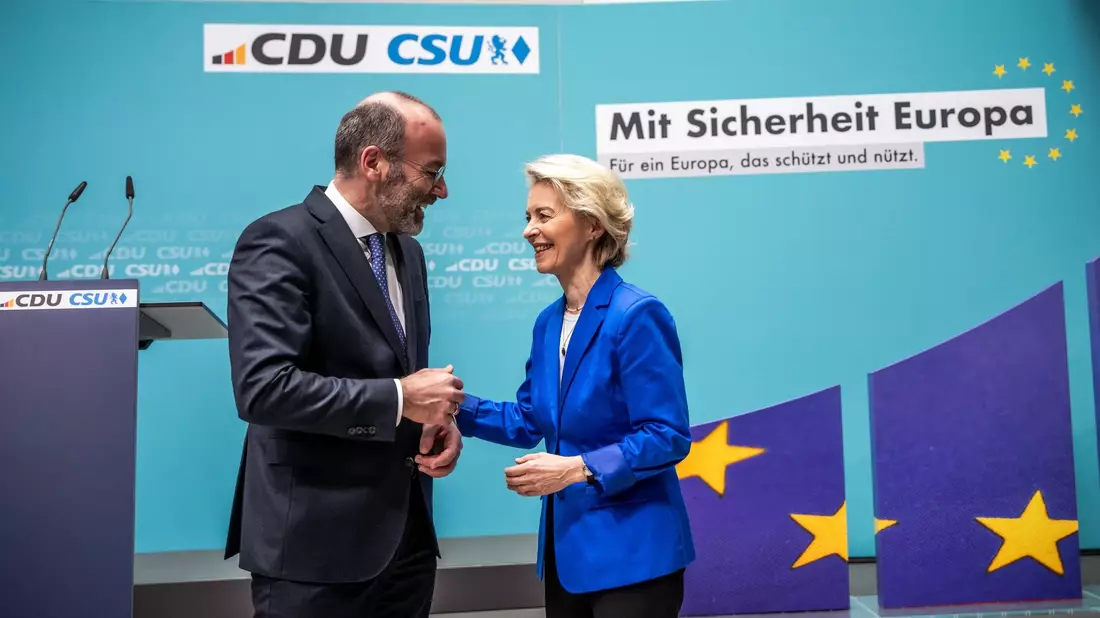 EU-Kommissionspräsidentin Ursula von der Leyen zusammen mit dem Vorsitzenden der EVP-Fraktion Manfred Weber im Europaparlament. - Bild: Michael Kappeler/dpa