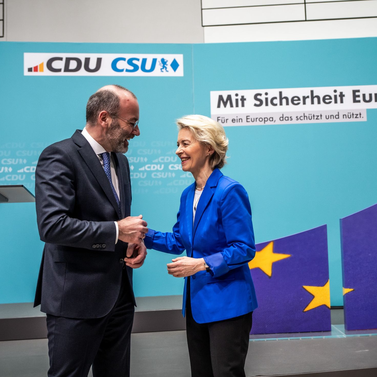 EU-Kommissionspräsidentin Ursula von der Leyen zusammen mit dem Vorsitzenden der EVP-Fraktion Manfred Weber im Europaparlament. - Foto: Michael Kappeler/dpa