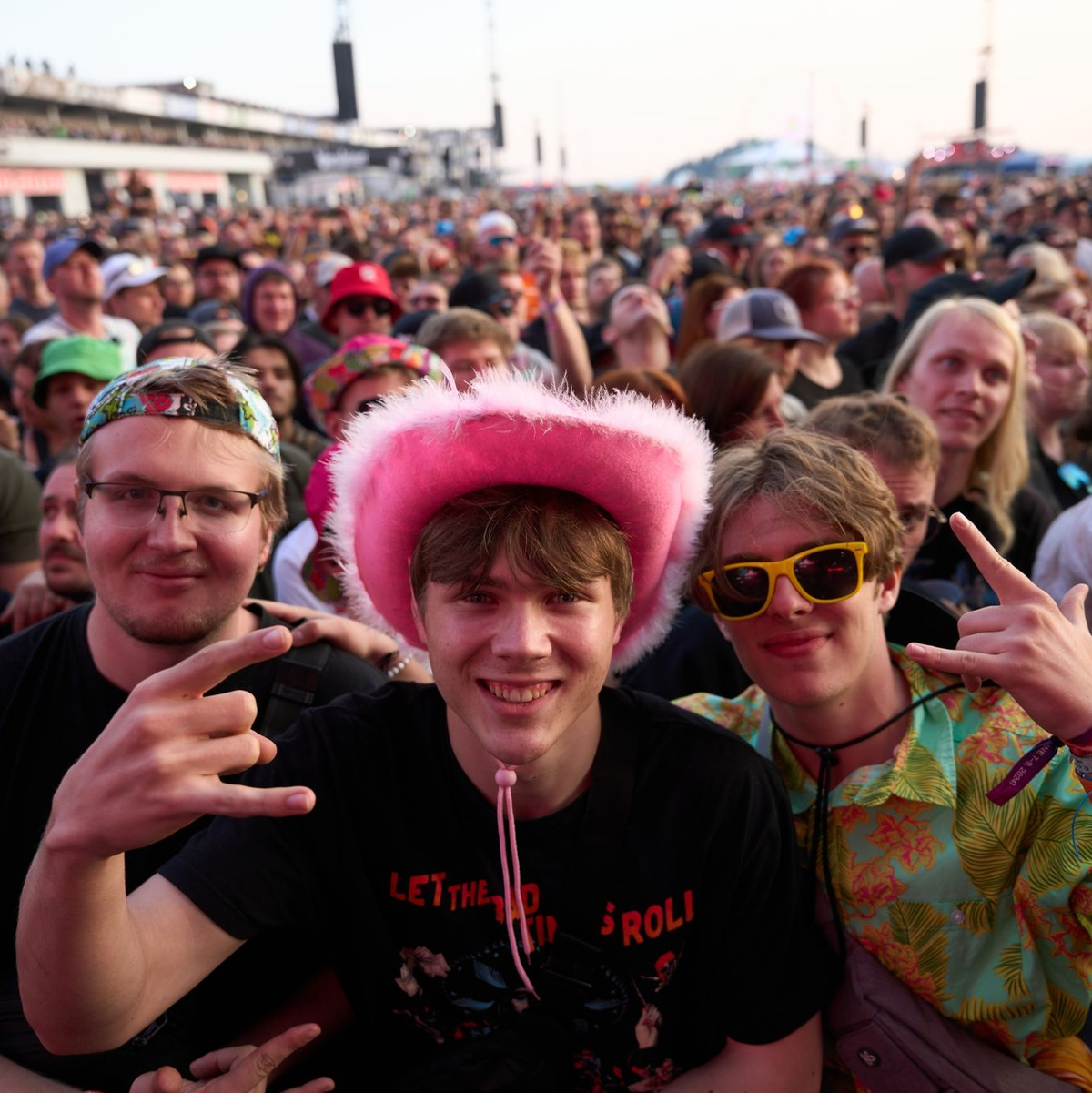Fans beim Auftritt derRockband «Queen s of the Stone Age» beim Open-Air-Festival «Rock am Ring». - Foto: Thomas Frey/dpa