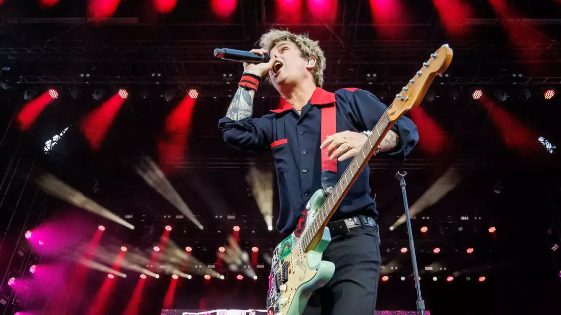 Frontmann Billie Joe Armstrong von Green Day beim Open-Air-Festival Rock im Park. - Bild: Daniel Karmann/dpa