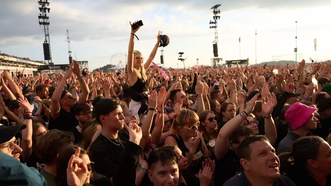 Fans feiern den Auftritt der kanadischen Rockband “Billy Talent“ beim Open-Air-Festival Rock am Ring. - Bild: Thomas Frey/dpa