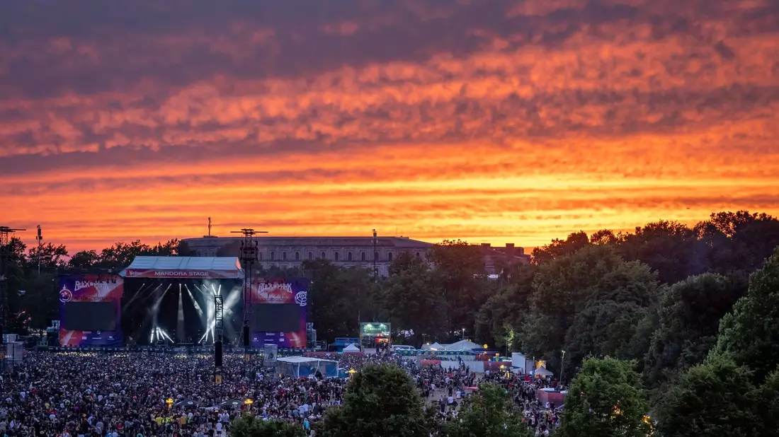 Der Abendhimmel leuchtet über dem Festival-Gelände beim Open-Air-Festival Rock im Park. - Bild: Daniel Karmann/dpa