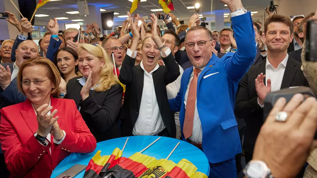 Die AfD-Chefs Alice Weidel und Tino Chrupalla jubeln in der AfD-Parteizentrale. - Bild: Joerg Carstensen/dpa