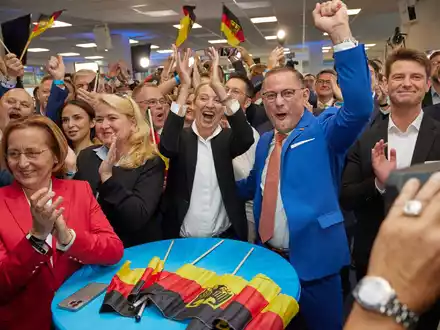 Die AfD-Chefs Alice Weidel und Tino Chrupalla jubeln in der AfD-Parteizentrale. - Foto: Joerg Carstensen/dpa