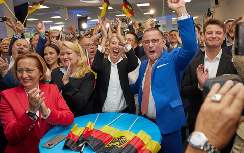 Die AfD-Chefs Alice Weidel und Tino Chrupalla jubeln in der AfD-Parteizentrale. - Foto: Joerg Carstensen/dpa