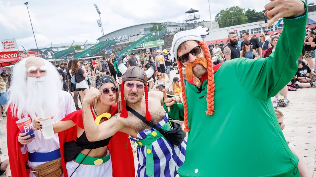Besucher beim Open-Air-Festival Rock im Park tragen Kostüme der Comic-Figuren Panoramix, Asterix, Obelix und Majestix. - Bild: Daniel Karmann/dpa
