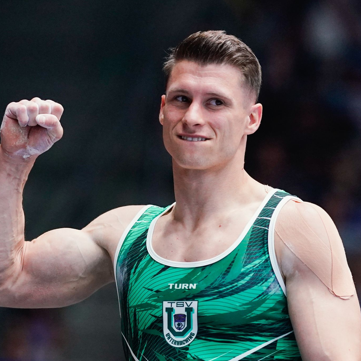 Barren-Weltmeister Lukas Dauser hofft trotz Armverletzung auf einen Olympia-Start. - Foto: Uwe Anspach/dpa