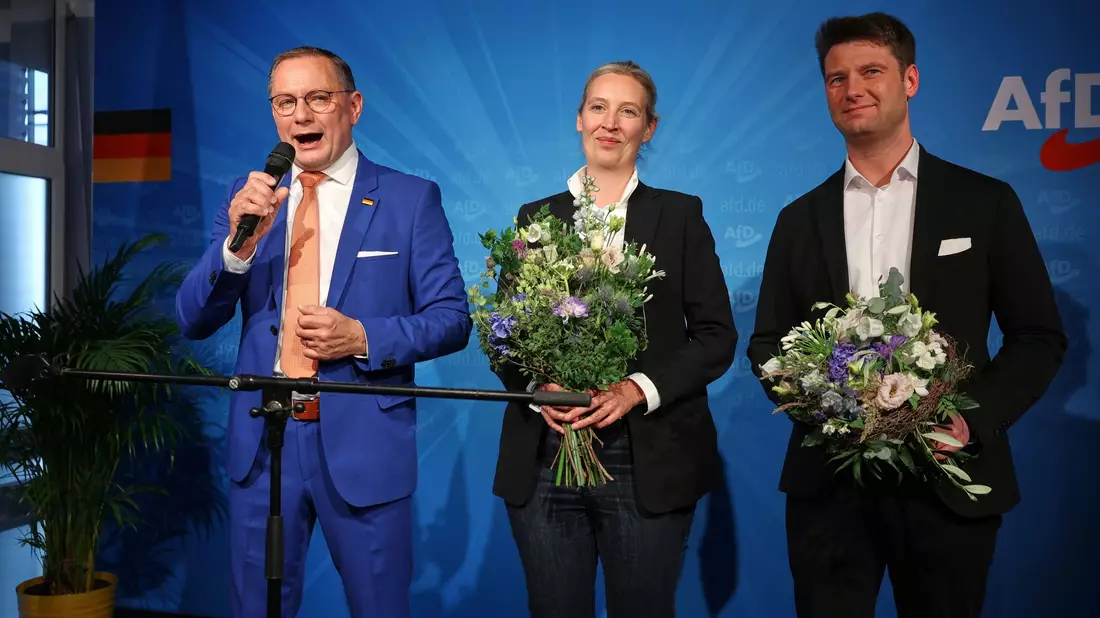 Die beiden AfD-Chefs Tino Chrupalla und Alice Weidel feiern das Ergebnis der Europawahl zusammen mit AfD-Kandidat René Aust in der AfD-Parteizentrale in Berlin. - Bild: Joerg Carstensen/dpa