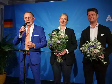 Die beiden AfD-Chefs Tino Chrupalla und Alice Weidel feiern das Ergebnis der Europawahl zusammen mit AfD-Kandidat René Aust in der AfD-Parteizentrale in Berlin. - Foto: Joerg Carstensen/dpa