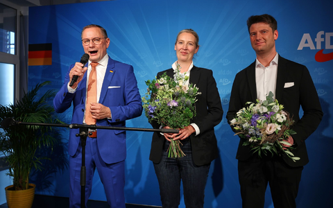 Die beiden AfD-Chefs Tino Chrupalla und Alice Weidel feiern das Ergebnis der Europawahl zusammen mit AfD-Kandidat René Aust in der AfD-Parteizentrale in Berlin. - Foto: Joerg Carstensen/dpa