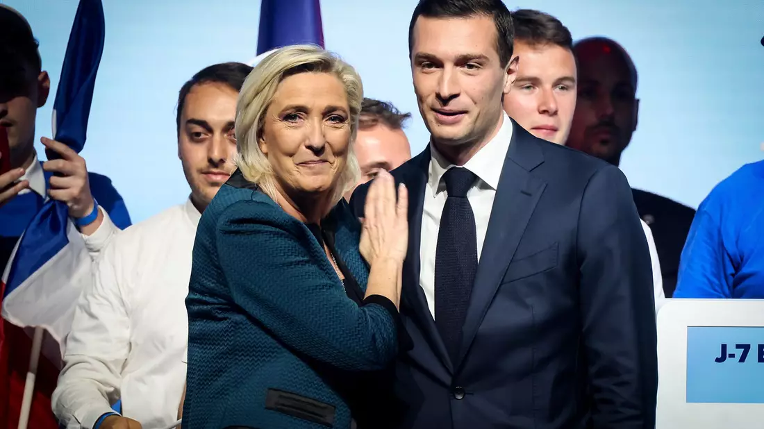 Marine Le Pen zusammen mit Jordan Bardella bei einer Wahlkampfveranstaltung in Paris. - Bild: Thomas Padilla/AP/dpa