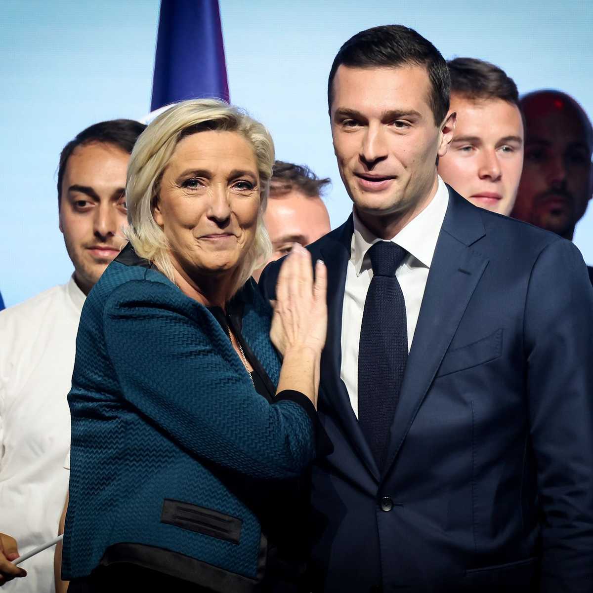 Marine Le Pen zusammen mit Jordan Bardella bei einer Wahlkampfveranstaltung in Paris. - Foto: Thomas Padilla/AP/dpa