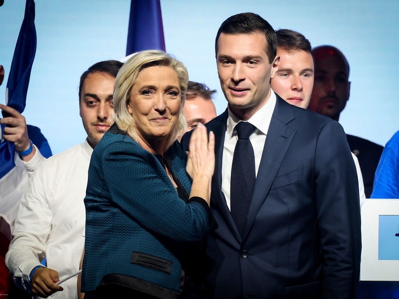 Marine Le Pen zusammen mit Jordan Bardella bei einer Wahlkampfveranstaltung in Paris. - Foto: Thomas Padilla/AP/dpa