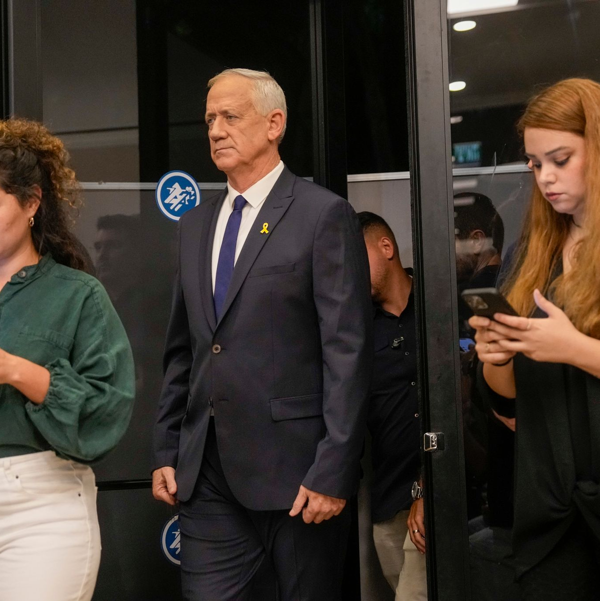 Benny Gantz verlässt wegen Meinungsverschiedenheiten über die Zukunft des Gazastreifens die in Israel gebildete Notstandsregierung. - Foto: Ohad Zwigenberg/AP/dpa