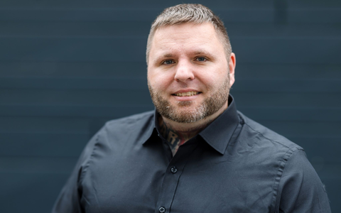 Tommy Frenck wurde bundesweit bekannt, weil er eine Reihe großer Neonazi-Konzerte organisiert hatte, zu denen auch Rechtsextremisten aus anderen europäischen Ländern anreisten. - Foto: Michael Reichel/dpa