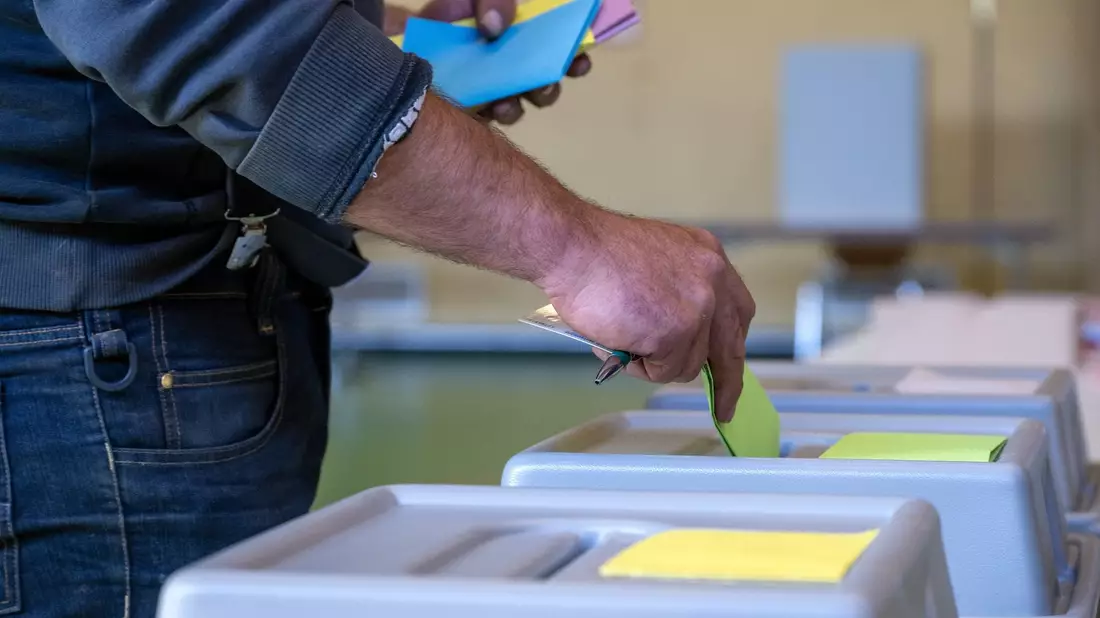 Wahlurne im rheinland-pfälzischen Schweich. - Bild: Harald Tittel/dpa