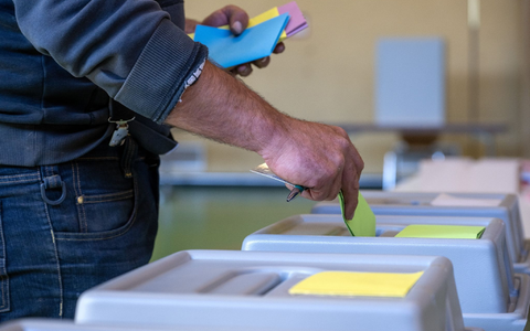 Wahlurne im rheinland-pfälzischen Schweich. - Foto: Harald Tittel/dpa