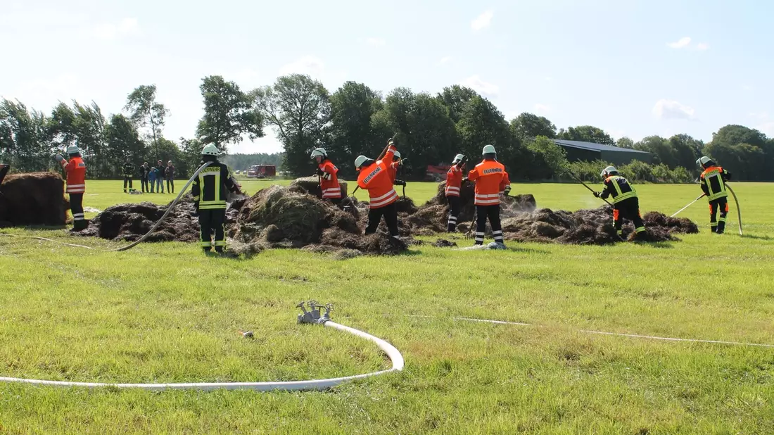 FW-ROW: Mehrere Heuballen stehen in Brand - Bild: presseportal.de