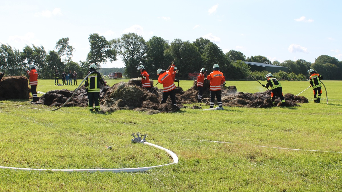 FW-ROW: Mehrere Heuballen stehen in Brand - Foto: presseportal.de