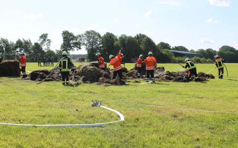 FW-ROW: Mehrere Heuballen stehen in Brand - Foto: presseportal.de