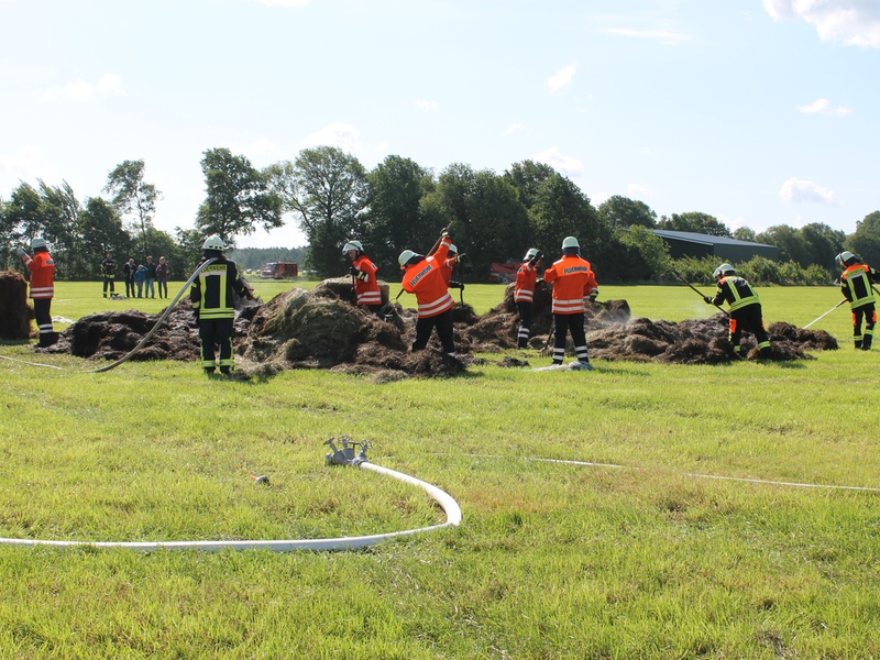 FW-ROW: Mehrere Heuballen stehen in Brand - Foto: presseportal.de