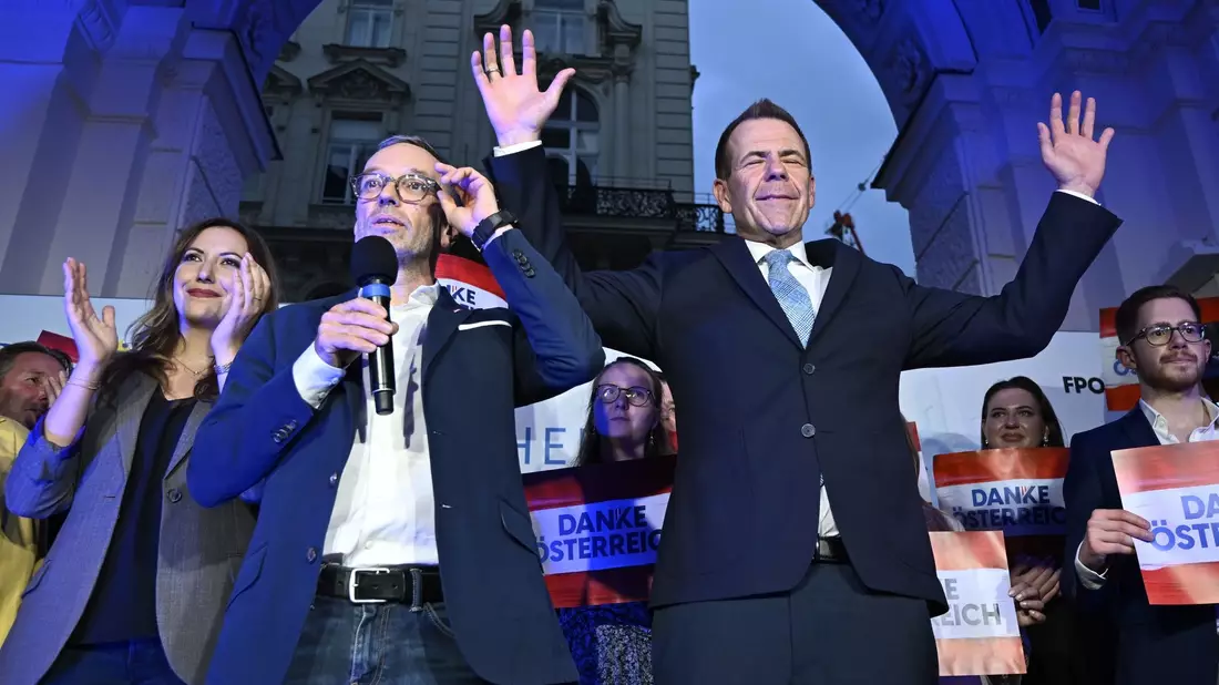 FPÖ-Bundesparteiobmann Herbert Kickl (l) und Spitzenkandidat Harald Vilimsky feiern auf einer Wahlparty. - Bild: Helmut Fohringer/APA/dpa