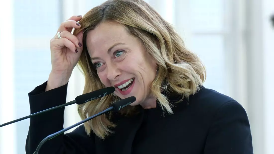 Giorgia Meloni steht seit 2022 an der Spitze einer Koalition aus drei Rechtsparteien. - Bild: Vlasov Sulaj/AP/dpa